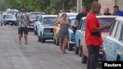 Conductores hacen fila para abastecerse de combustible en una gasolinera de La Habana, Cuba, el 14 de abril de 2023. ( REUTERS/Alexandre Meneghini).