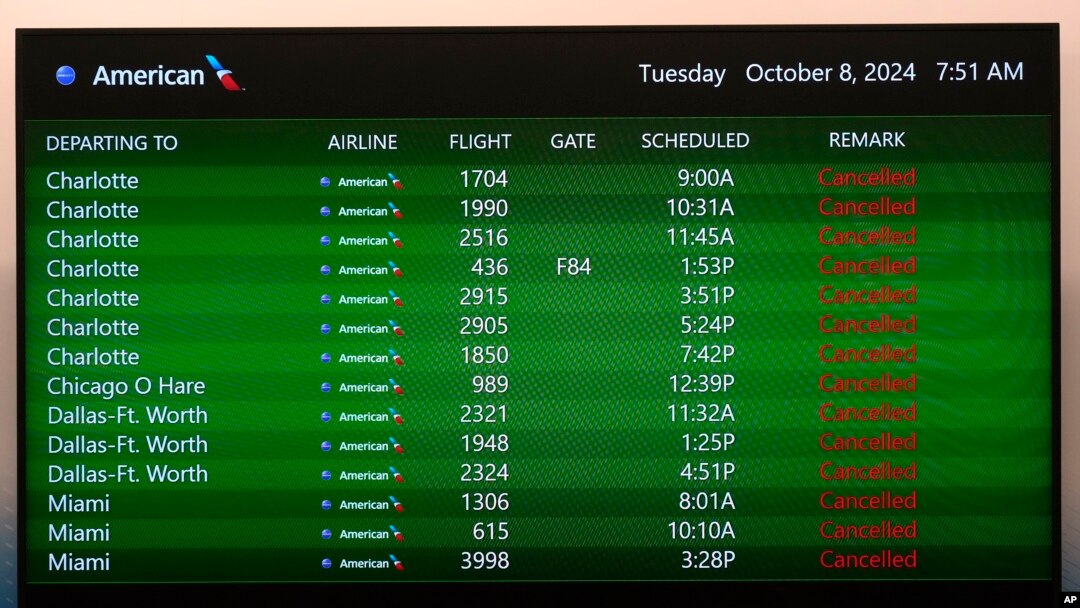 Una pizarra de mensajes en el Aeropuerto Internacional de Tampa muestra que todos los vuelos de American Airlines que salían el martes 8 de octubre de 2024 fueron cancelados en Tampa, Florida. (Foto AP/Chris O'Meara)