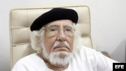 El poeta nicaragüense Ernesto Cardenal posa para una foto en su oficina de Managua hoy, jueves 03 de mayo de 2012. Cardenal, de 87 años, se declaró "sorprendido" y "agradado" de ganar el Premio Reina Sofía de Poesía Iberoamericana, que reconoce el conjunt