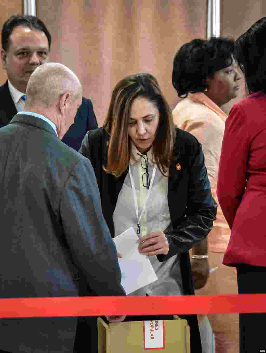 La diputada Mariela Castro, hija del Raúl Castro, vota durante durante la sesión constitutiva de la IX legislatura del Parlamento cubano.