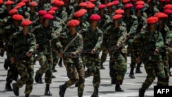 Soldados venezolanos en un desfile militar.