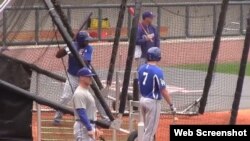 Yasiel Puig en el cajón de bateo, durante las prácticas de su equipo.