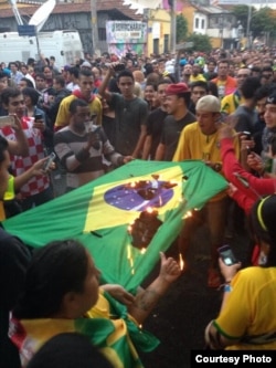 Aficionados queman la bandera brasileña en Villa Madalena, Sao Paulo (Twiiteado por Veja).