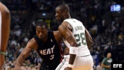 El jugador de Miami Dwayne Wade (i) es marcado por Mickael Pietrus (d), de Celtics.