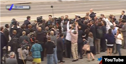 Reporteros siguen a Obama en su recorrido por la Plaza.