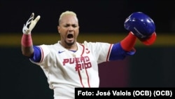 Martín Maldonado celebra tras limpiar las bases con doblete remolcador de tres carreras ante Cuba.