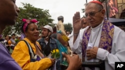 El cardenal Juan de la Caridad García bendice a peregrinos en El Rincon, Cuba, el 16 de diciembre de 2023. ( AP Photo/Ismael Francisco).