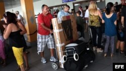 Un cubanoamericano llega al aeropuerto José Martí de La Habana (Cuba), procedente de Estados Unidos. 
