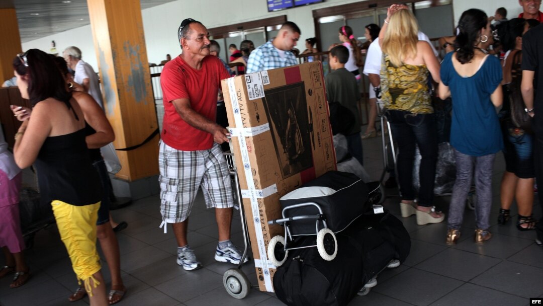 Un cubanoamericano llega al aeropuerto José Martí de La Habana (Cuba), procedente de Estados Unidos. 