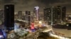 Vista de la ciudad de Miami, la Torre de la Libertad iluminada en rojo. (Jarmo Pohjaniemi/AP Images for Paramount Miami Worldcenter)