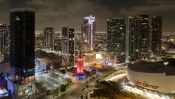 Vista de la ciudad de Miami, la Torre de la Libertad iluminada en rojo. (Jarmo Pohjaniemi/AP Images for Paramount Miami Worldcenter)