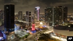Vista de la ciudad de Miami, la Torre de la Libertad iluminada en rojo. (Jarmo Pohjaniemi/AP Images for Paramount Miami Worldcenter)