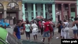 Activista de UNPACU lanza octavillas en La Habana.