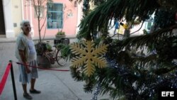 Una anciana observa un árbol de navidad en La Habana Vieja. Archivo