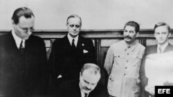 Moscú, 23-8-1939.- Firma del acuerdo Ribbentrop-Molotov. 
