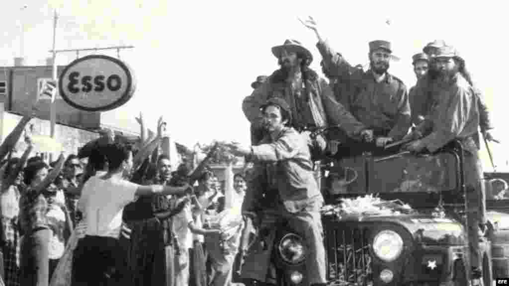 Junto a Fidel Castro, el comandante Camilo Cienfuegos (izquierda en el jeep). Tras el golpe de Estado de Batista, en 1952, se unió a la guerrilla cuatro años después y se convirtió en uno de los líderes más carismáticos.