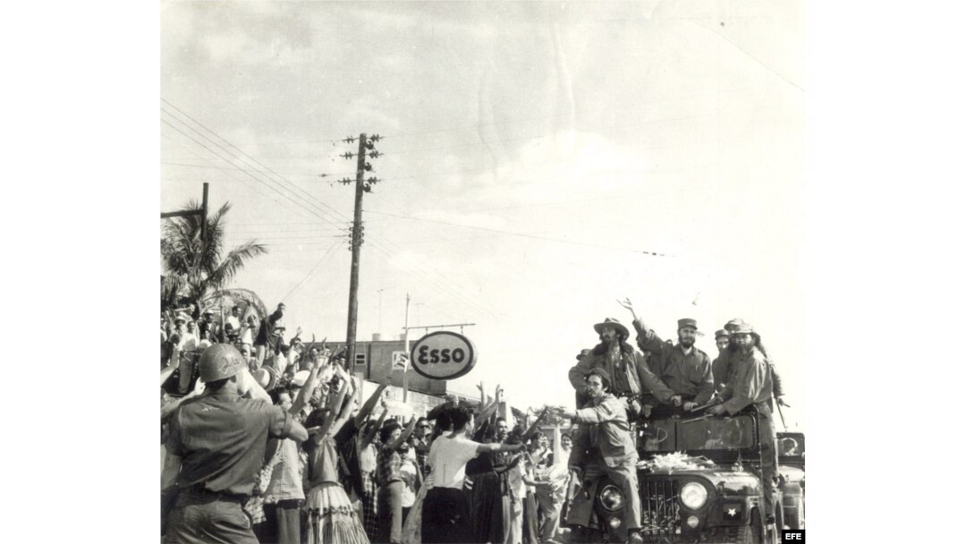 Junto a Fidel Castro el comandante Camilo Cienfuegos (izquierda en el jeep) y el también comandante Hubert Matos (derecha en el jeep).