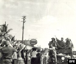 Junto a Fidel Castro el comandante Camilo Cienfuegos (izquierda en el jeep) y el también comandante Hubert Matos (derecha en el jeep).