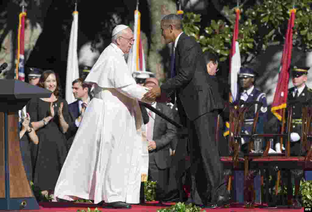 El papa Francisco es recibido por el presidente de Estados Unidos, Barack Obama, a su llegada a la Casa Blanca.
