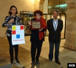 Nivaria Tejera (c); James Pancrazio, coordinador del Congreso Internacional sobre Creación y Exilio; y Grace Piney, durante el acto de entrega del premio "Con Cuba en la distancia". Valencia, España, 2008.