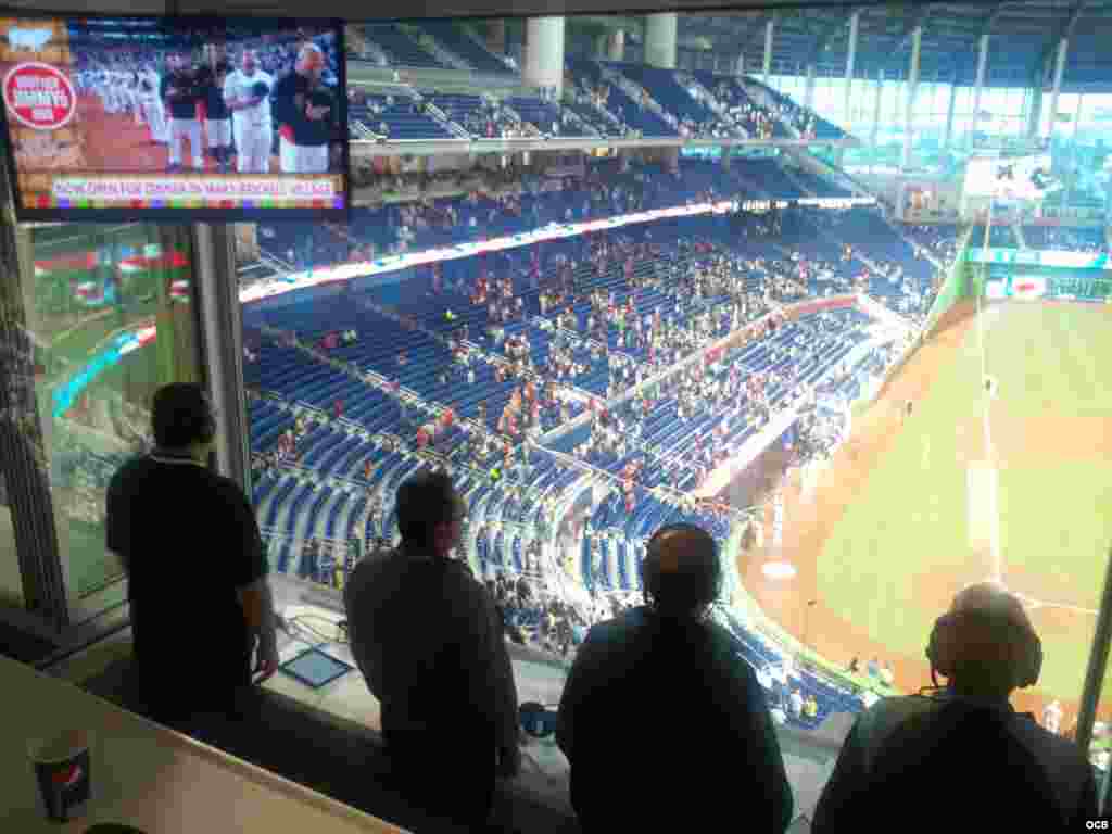 Momento en que interpretan el himno nacional antes de comenzar el partido. Foto/ Hector Carrillo
