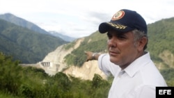  El presidente electo de Colombia, Iván Duque, señala el proyecto de la central hidroeléctrica el 23 de junio de 2018, durante su visita a Ituango (Colombia)