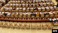 Parlamento birmano con las sillas vacías de los opositores
