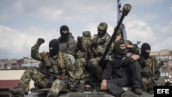 Prorrusos armados y vestidos con trajes militares posan en lo alto de un tanque en Sláviansk, en la región de Donetsk (Ucrania), hoy, miércoles 16 de abril de 2014.