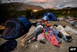 Migrantes venezolanos camino a Perú pernoctan en la autopista Panamericana, entre Tulcan e Ibarra, en Ecuador.