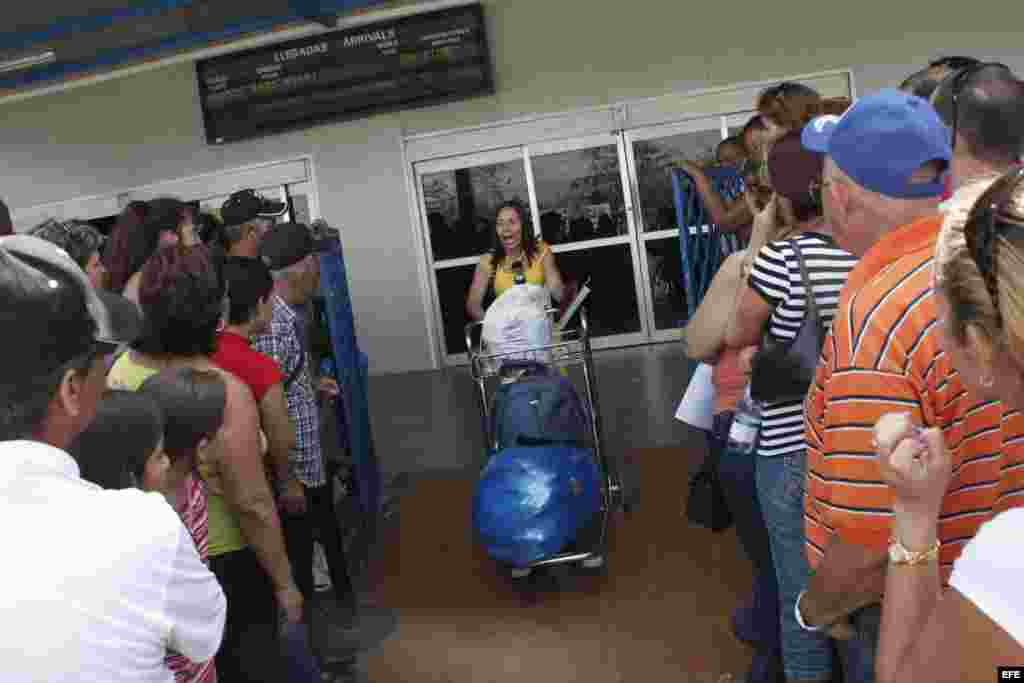 Foto de archivo. Cubanos llegan al aeropuerto