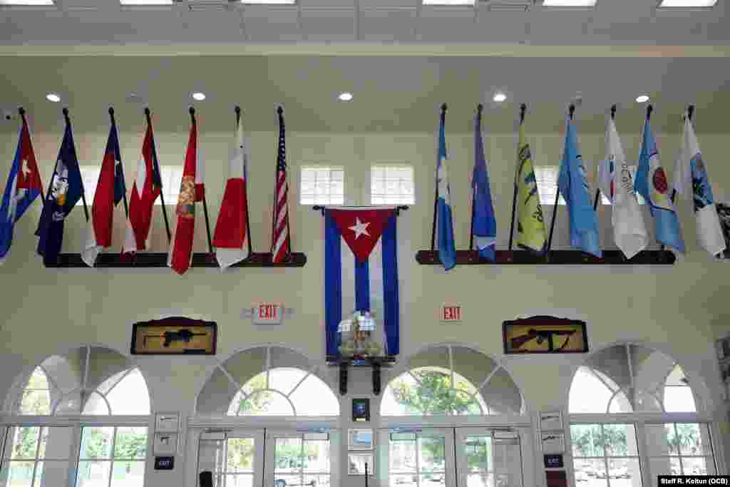 Salón de entrada del Museo de la Brigada de Asalto 2506. Al centro, la bandera cubana con la imagen de la Virgen de la Caridad del Cobre.