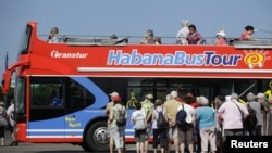 Un grupo de turistas visita La Habana.