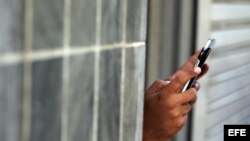 Un hombre se conecta a internet en un punto Wi Fi en Cuba.