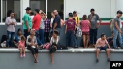 Migrantes esperan a ser deportados por funcionarios del Instituto Nacional de Migración de México en un centro de detención en Tapachula. 