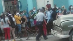 Cubanos denuncian corrupción en las colas para comprar alimentos