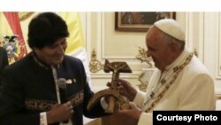 Evo Morales entrega al papa Francisco un crucifijo con el símbolo internacional de los comunistas.