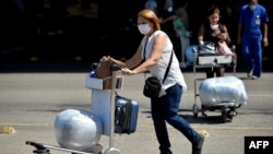 Viajeros arriban al Aeropuerto Internacional José Martí, en La Habana, el 13 de marzo del 2020. La libre importación de alimentos, aseo, medicamentos e insumos médicos fue autorizada por el régimen cubano en 2021, poco después de las históricas protestas del 11 de julio.