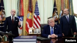 El subjefe de gabinete de la Casa Blanca, Stephen Miller, el presidente Donald Trump, y el secretario de Comerciom Howard Lutnick, en la firma de órdenes ejecutivas, incluida la de la ciudadanía por derecho de nacimiento, el 6 de agosto de 2026. REUTERS/Evelyn Hockstein