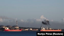 Petroleros atracan en la terminal de Matanzas el 7 de enero de 2026. REUTERS/Norlys Pérez