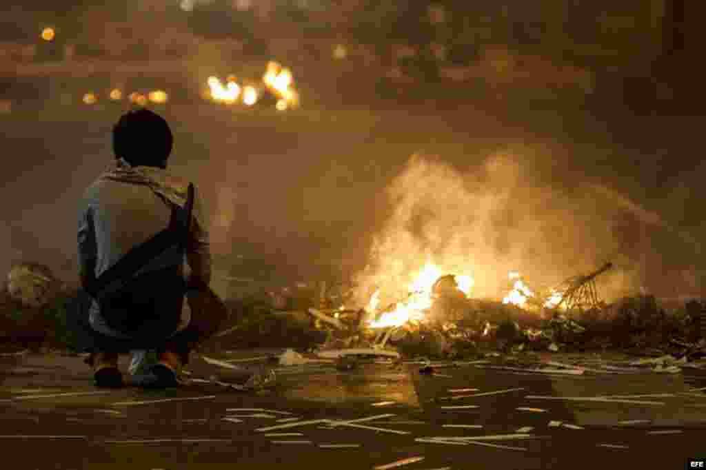 En al menos 13 de los 23 estados del país de 29 millones de habitantes el transporte público funcionaba a medias, y los comercios cerraban temprano luego de que en días previos las protestas se agudizaran por la noche. 