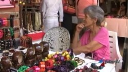 Jubilados cubanos se buscan la vida entre los turistas