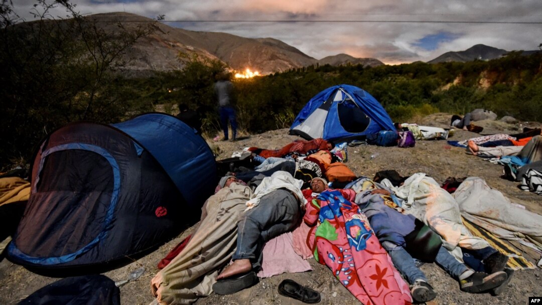 Migrantes venezolanos camino a Perú pernoctan en la autopista Panamericana, entre Tulcan e Ibarra, en Ecuador. 
