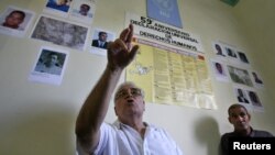 Elizardo Sanchez durante una conferencia de prensa 