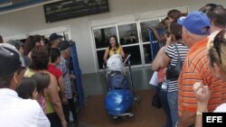 Foto de archivo. Una mujer llega al aeropuerto internacional José Martí de La Habana (Cuba), procedente de Miami (EEUU).