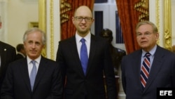 El primer ministro ucraniano Arseniy Yatsenyuk (c) se reúne con el senador republicano por Tennessee Bob Corker (i), el senador demócrata por Nueva Jersey y presidente del Comité de Relaciones Exteriores del Senado, Robert Menendez (d). 