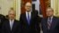 El primer ministro ucraniano Arseniy Yatsenyuk (c) se reúne con el senador republicano por Tennessee Bob Corker (i), el senador demócrata por Nueva Jersey y presidente del Comité de Relaciones Exteriores del Senado, Robert Menendez (d). 