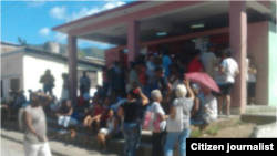 Reporta Cuba La cola para comprar pollo racionado en Santiago de Cuba. Foto: @patriotaliu.