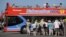 Un grupo de turistas visita La Habana.