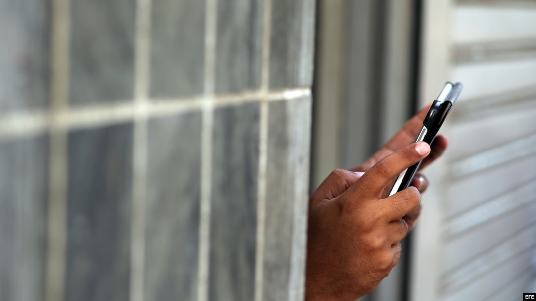 Un hombre se conecta a internet en un punto Wi Fi en Cuba.