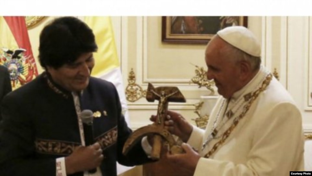 Evo Morales entrega al papa Francisco un crucifijo con el símbolo internacional de los comunistas.
